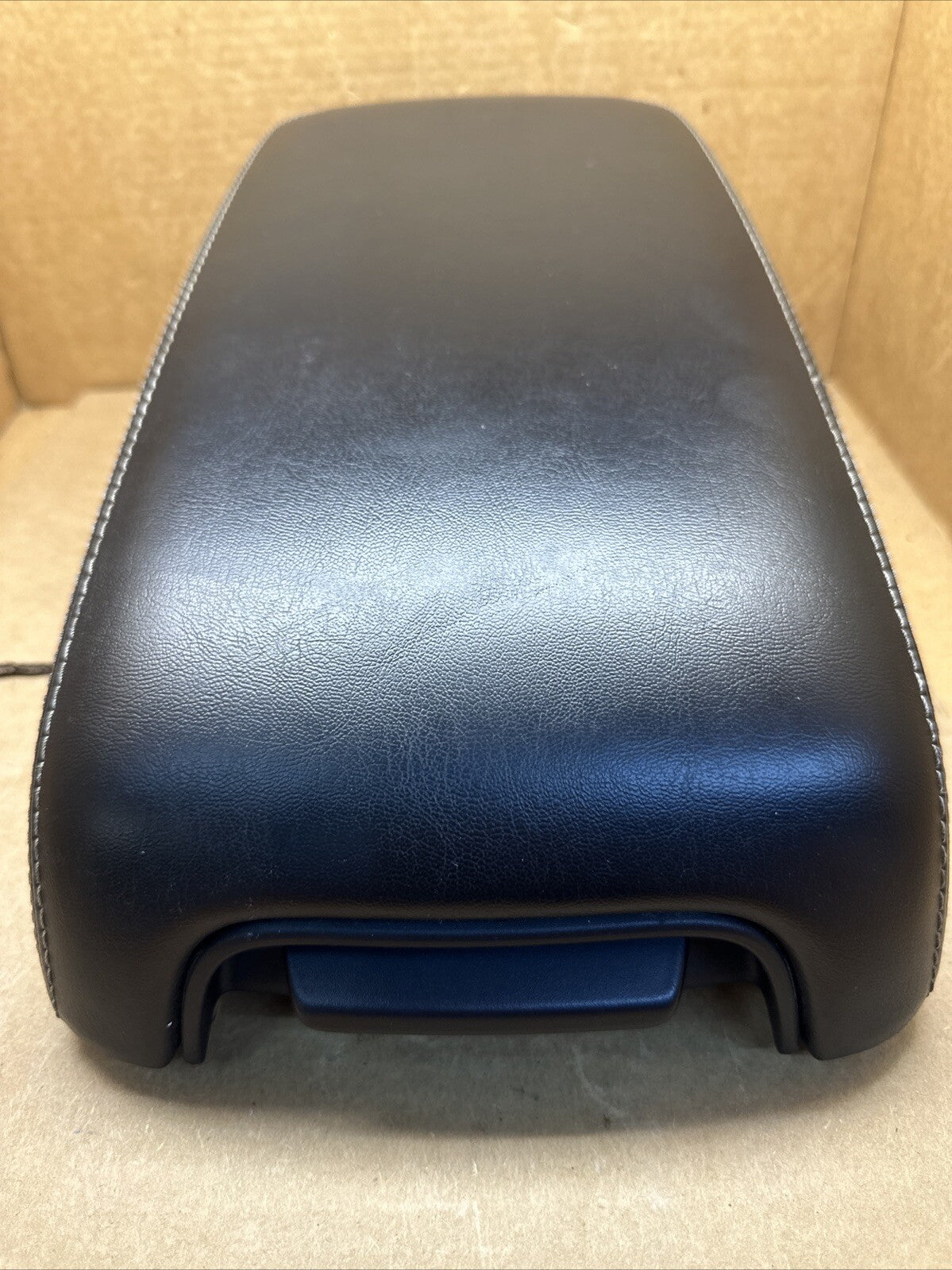 2011 2022 CHRYSLER 300 CENTER CONSOLE LID COVER TOP ARMREST ARM REST OEM BLACK3
