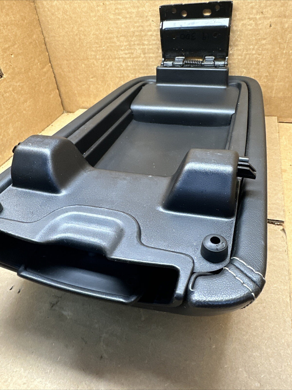 2011 2022 CHRYSLER 300 CENTER CONSOLE LID COVER TOP ARMREST ARM REST OEM BLACK7