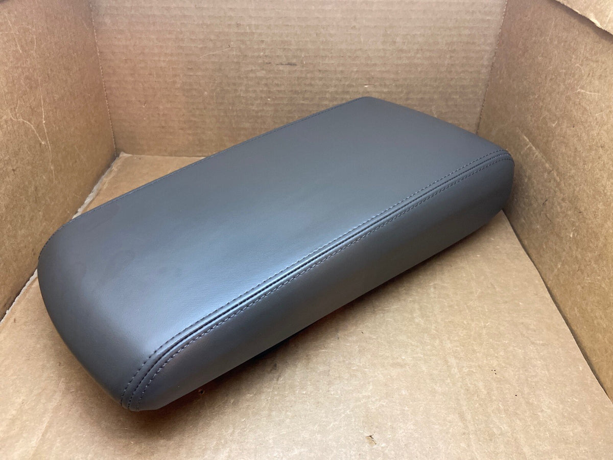 08 10 CHARGER CHRYSLER 300 CENTER CONSOLE LID COVER TOP ARMREST ARM REST KHAKI 1