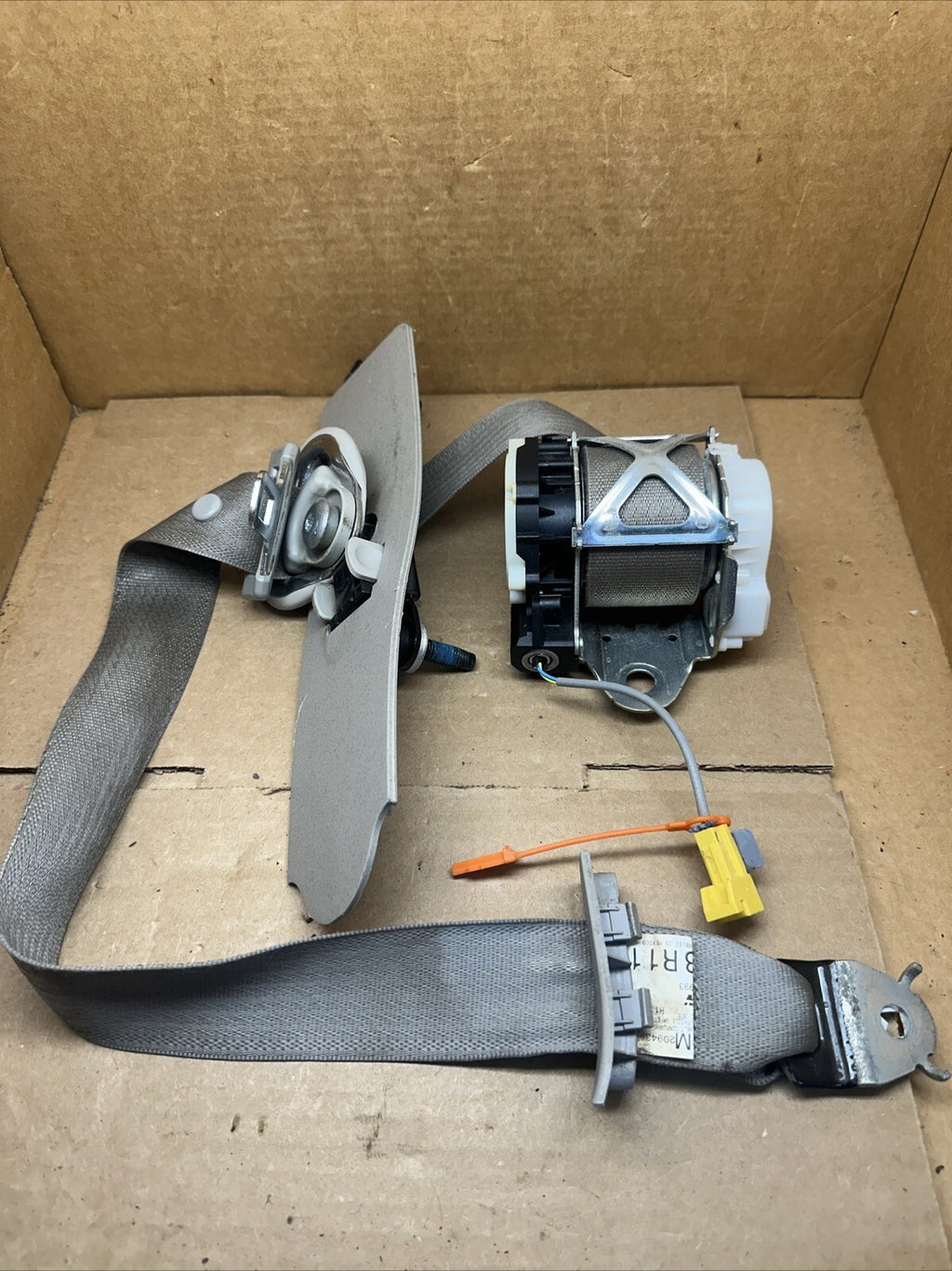 2011 2013 Escalade Silverado Tahoe Front Left Driver Seatbelt Retractor Gray0