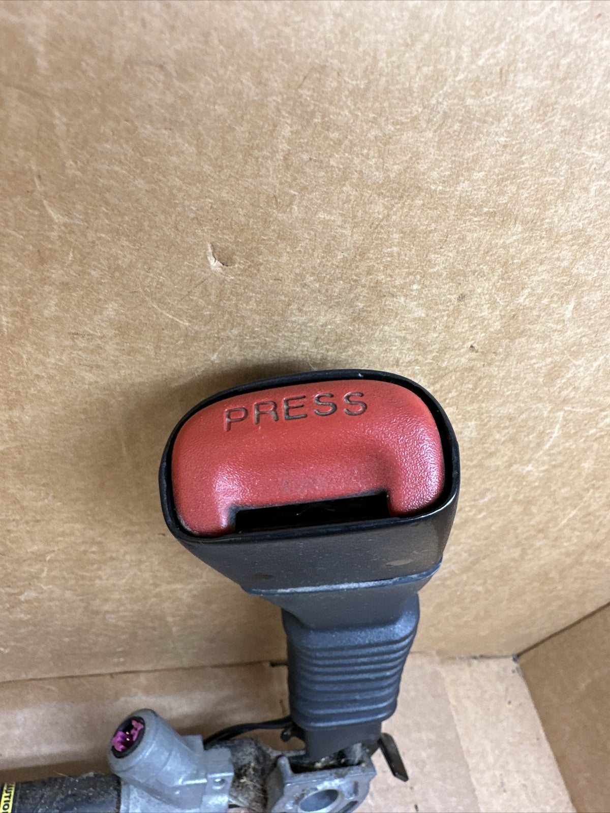 05 10 Grand Cherokee Commander Front Left Driver Side Seatbelt Buckle Black2