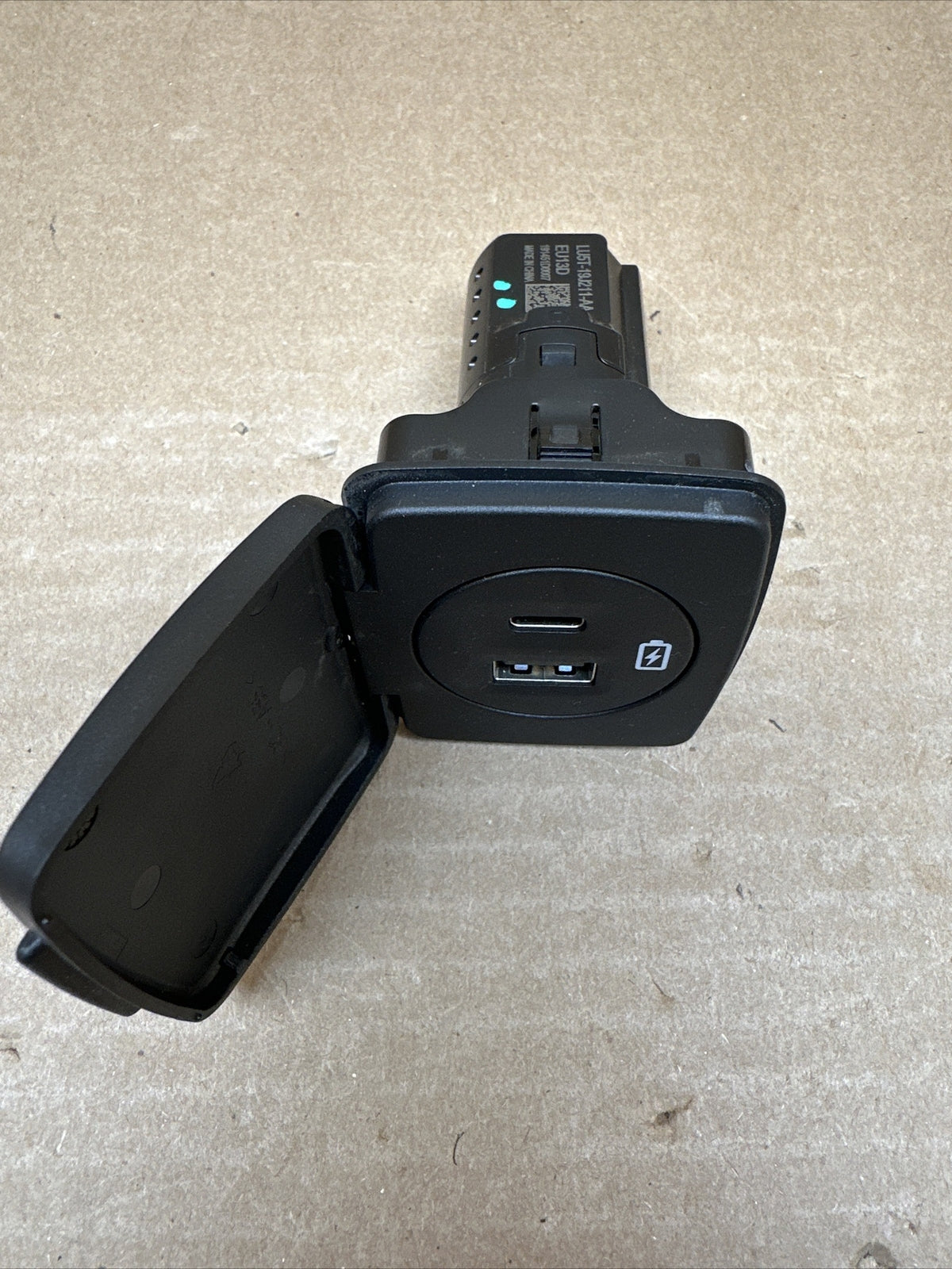 20 24 FORD EXPLORER CONSOLE JACK USB CHARGER POWER OUTLET OEM LU5T 19J211 AA0