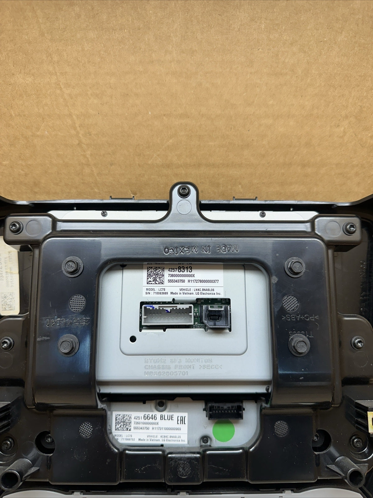 2017-2018 SILVERADO radio info display screen climate control panel 23472965 OEM1