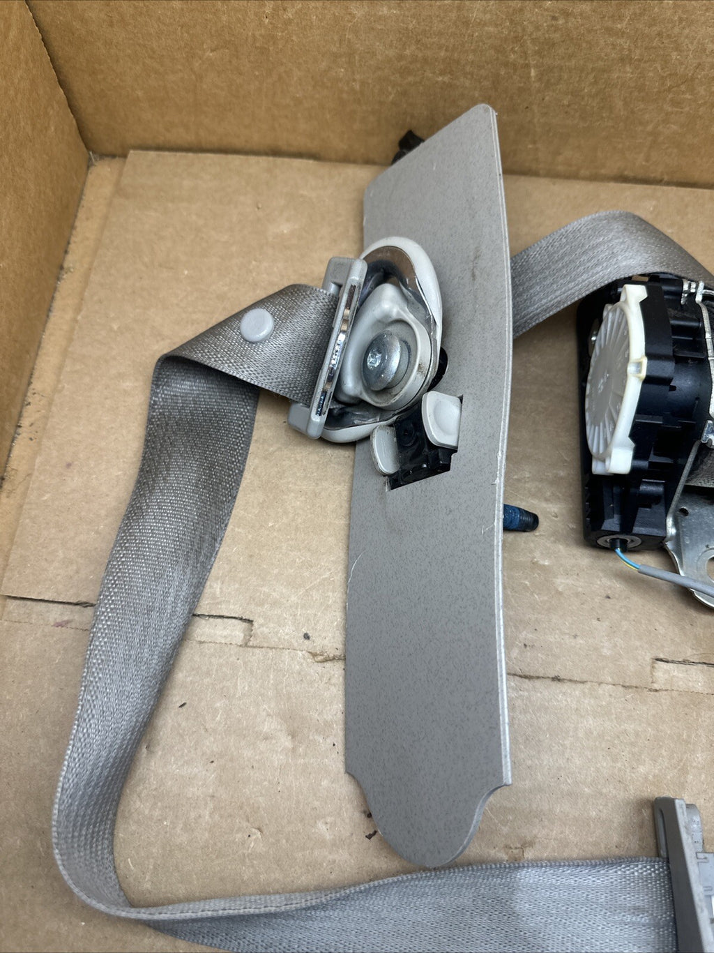 2011 2013 Escalade Silverado Tahoe Front Left Driver Seatbelt Retractor Gray3