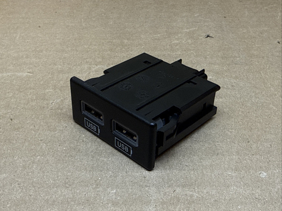 2014 2021 Jeep Grand Cherokee Dual USB Port Plug 68145567AA1