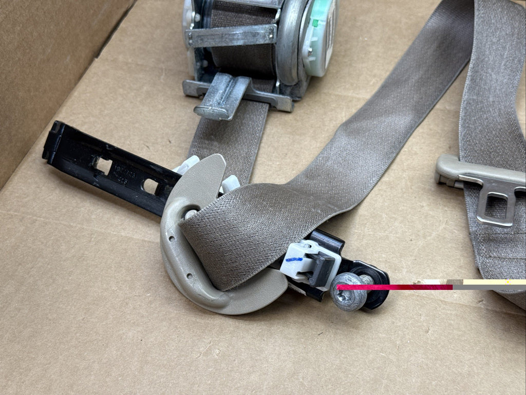 2014-2018 Grand Cherokee Front Left Driver Side Seat Belt Seatbelt Retractor2