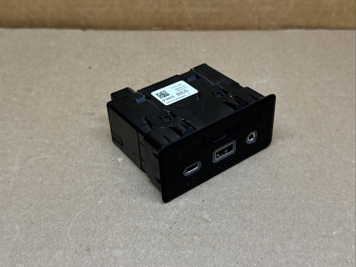 2018 2023 GMC TERRAIN USB MEMORY CARD AUXILIARY INPUT RECEPTACLE 846988093