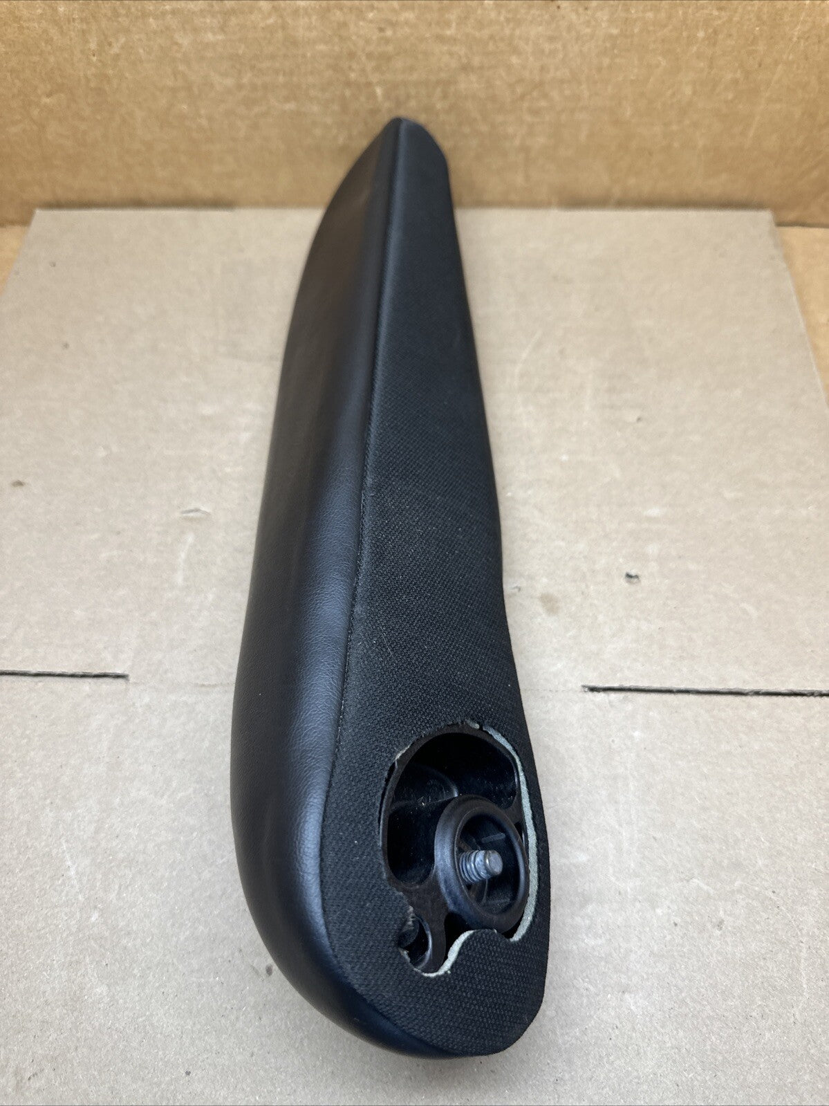 2017 2020 CHRYSLER PACIFICA FRONT RIGHT PASSENGER SIDE SEAT ARM REST ARMREST OEM1
