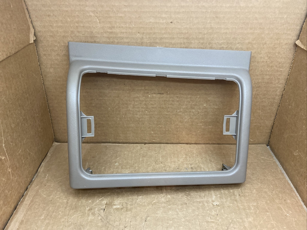 03 06 Silverado Sierra Tahoe Center Console Front Cubby Trim Neutral 150704970