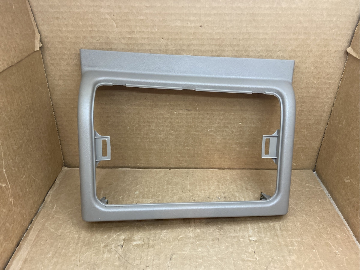 03 06 Silverado Sierra Tahoe Center Console Front Cubby Trim Neutral 150704970