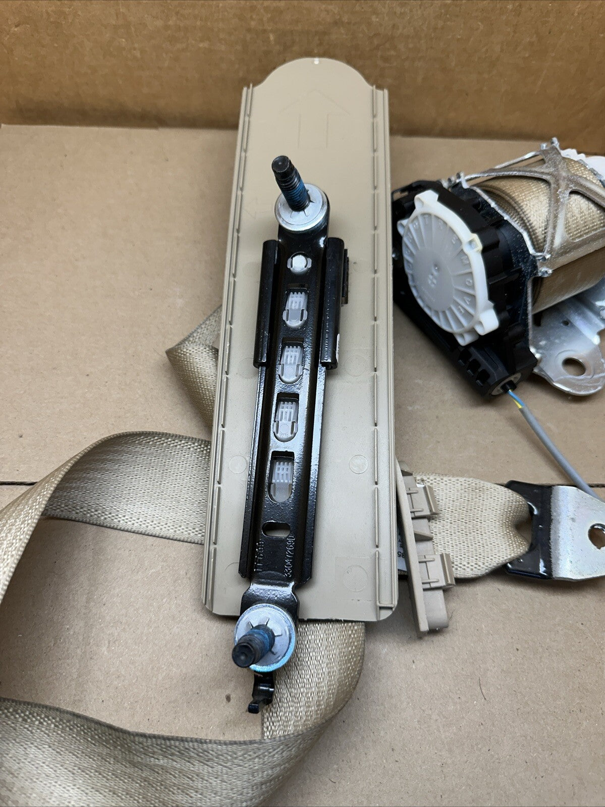 2011 2013 Escalade Silverado Tahoe Front Right Passenger Seatbelt Retractor Tan5