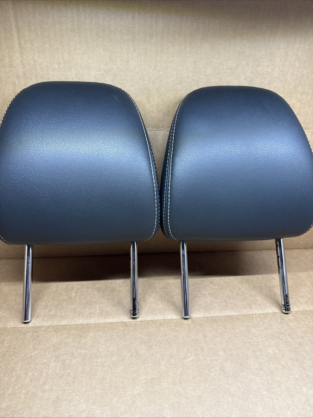 2011 2014 Toyota Sienna 2nd Row Rear Leather Head Rest Set BLACK LEATHER3