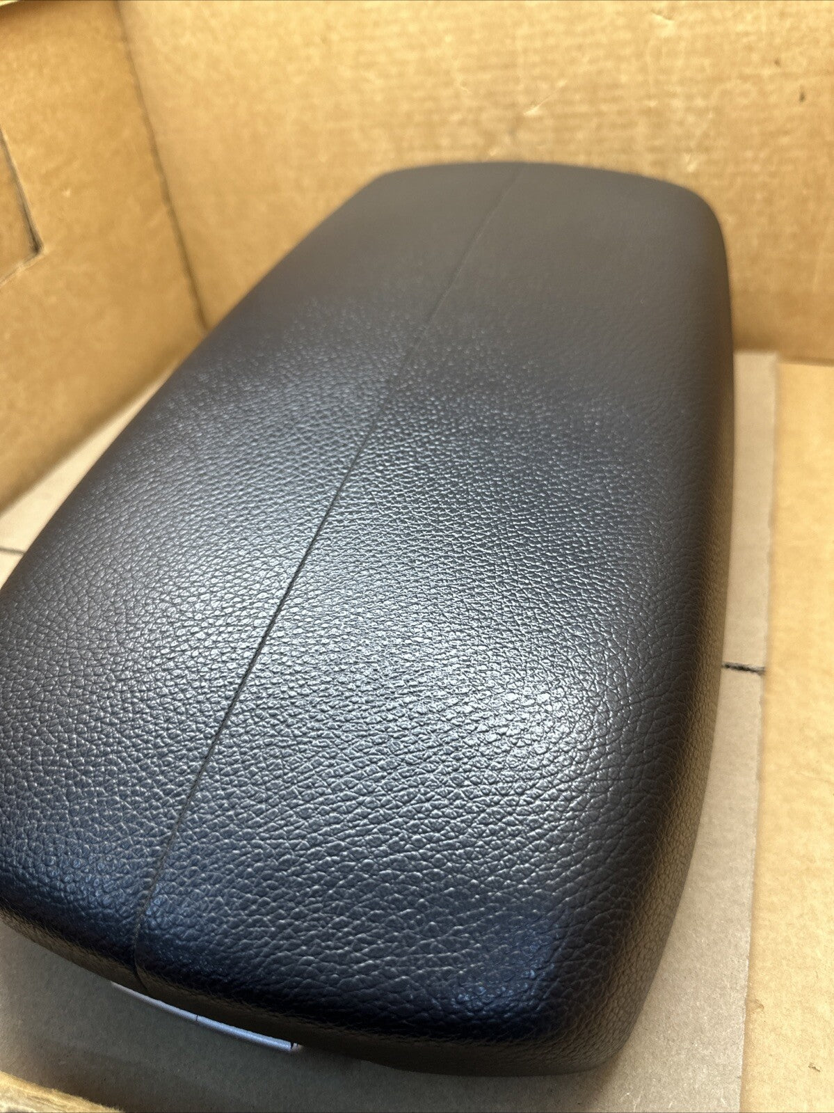 2011 2013 Kia Sorento Center Console Arm Rest Armrest Lid Cover Black OEM4