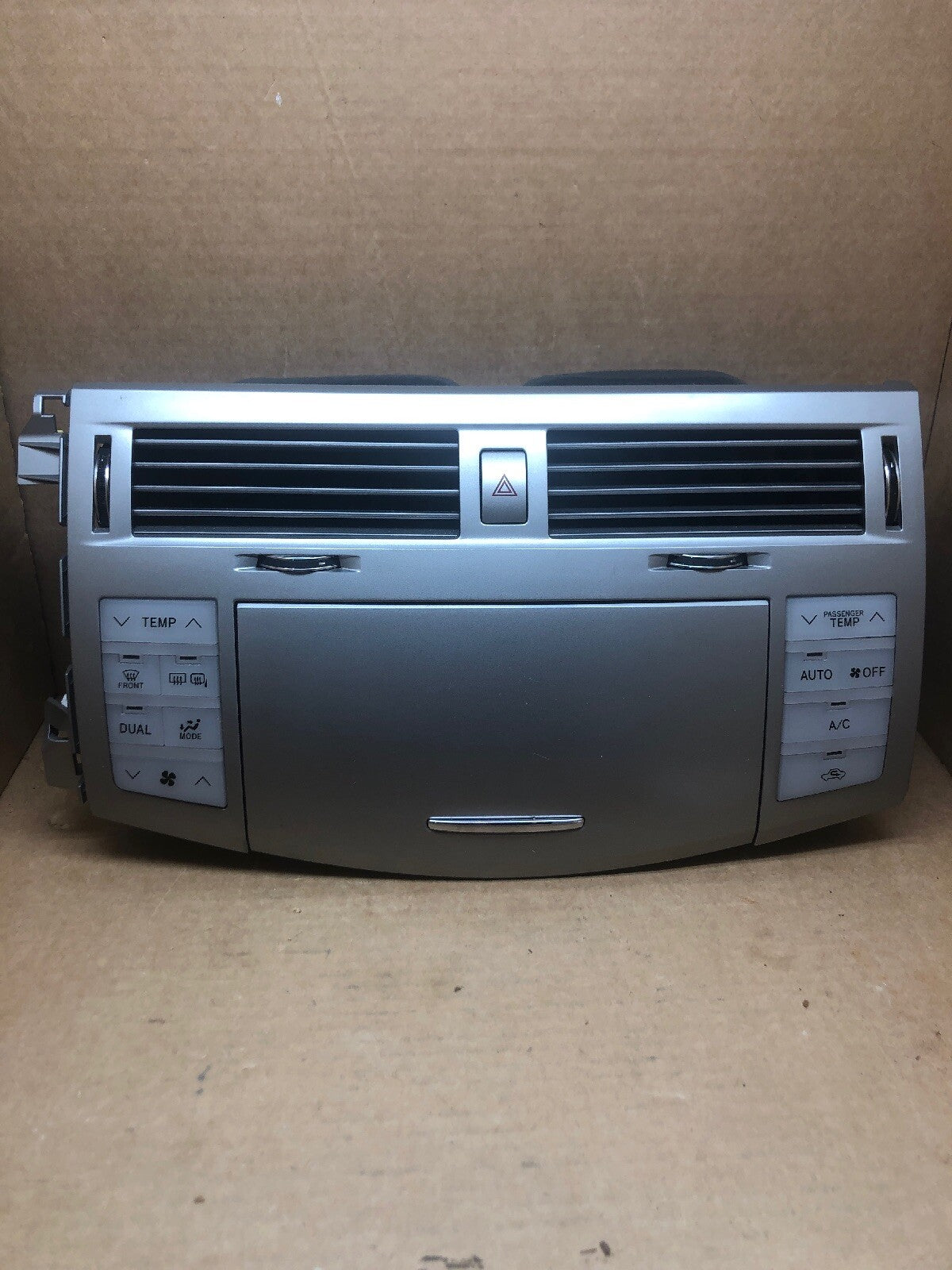 05 10 TOYOTA AVALON RADIO DUAL ZONE CLIMATE CONTROL BEZEL DASH AIR VENTS TRIM0