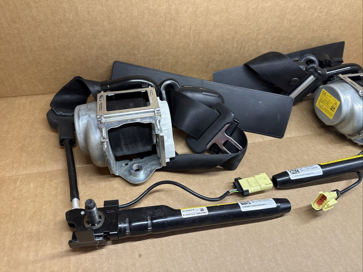 2015 2018 Renegade Front Seat Belt Seatbelt Retractor Set Pair Black Left Right1