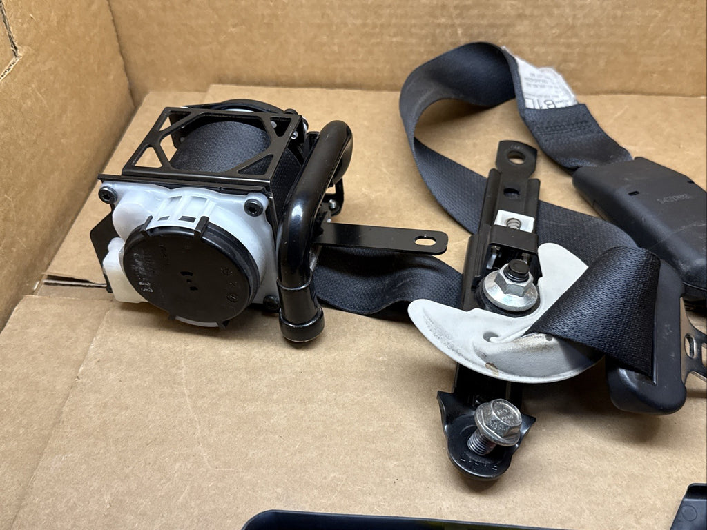 2014 2017 Intiniti Q50 Front Left Driver Side Seat Belt Seatbelt Retractor Black3