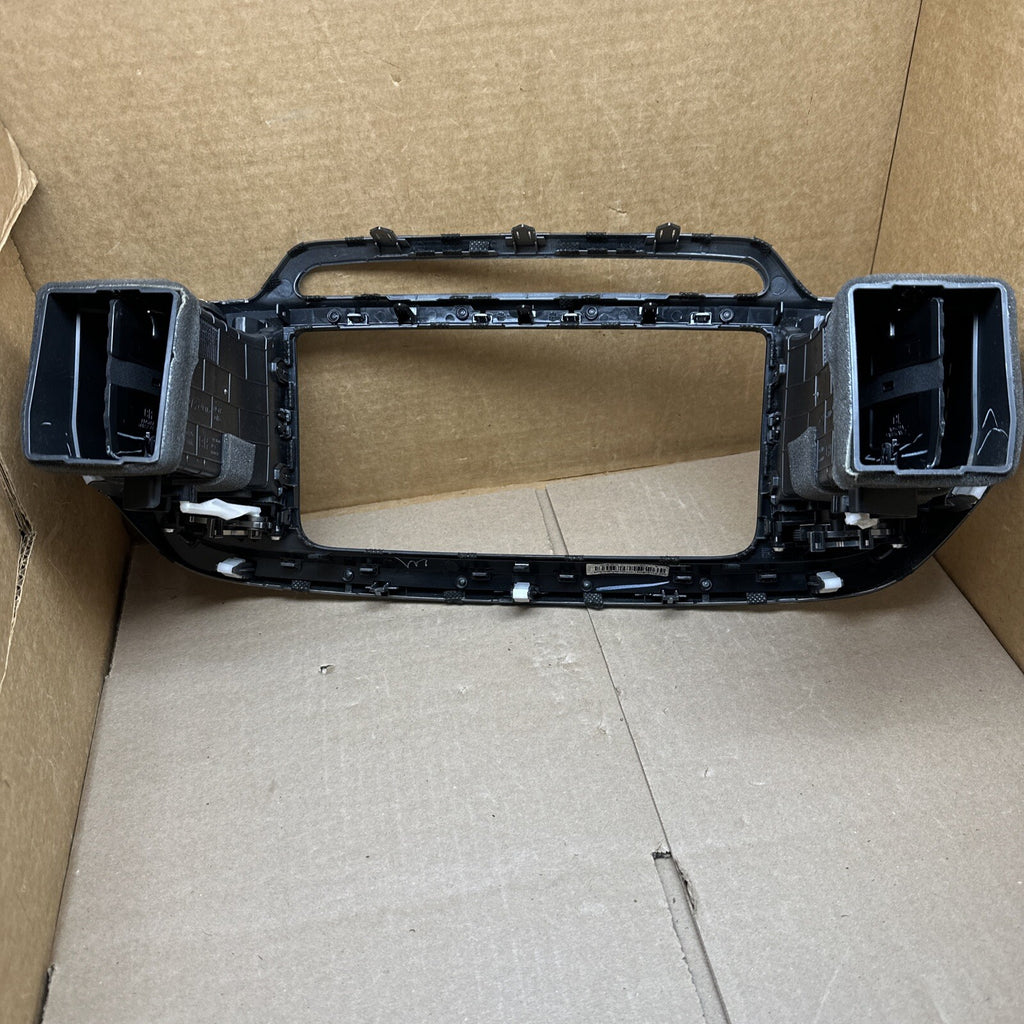 2016 2020 Kia Sorento Center Dash Radio Vent Bezel Surround OEM 84740 C62004