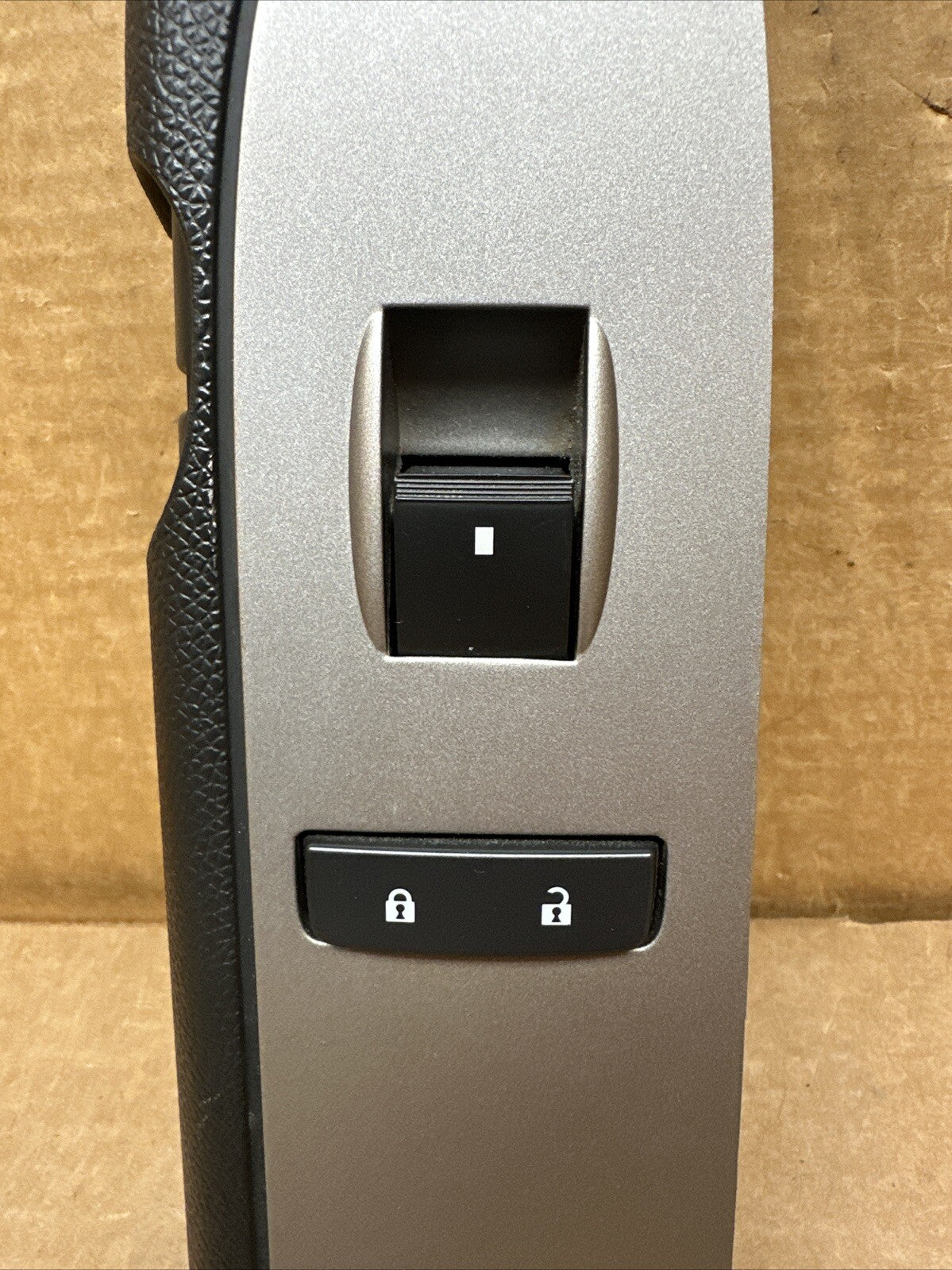 2007 2013 SIERRA SILVERADO PASSENGER RIGHT FRONT WINDOW SWITCH OEM 258777763