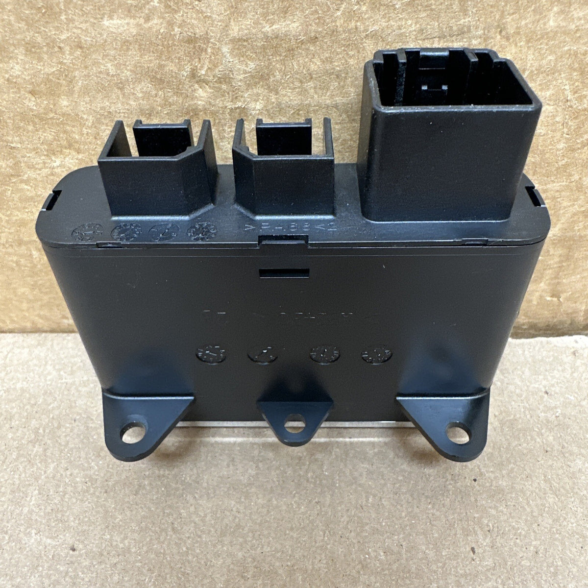 14 15 JEEP GRAND CHEROKEE CONSOLE USB SD CARD AUX MEDIA HUB PORT 68141322AA5