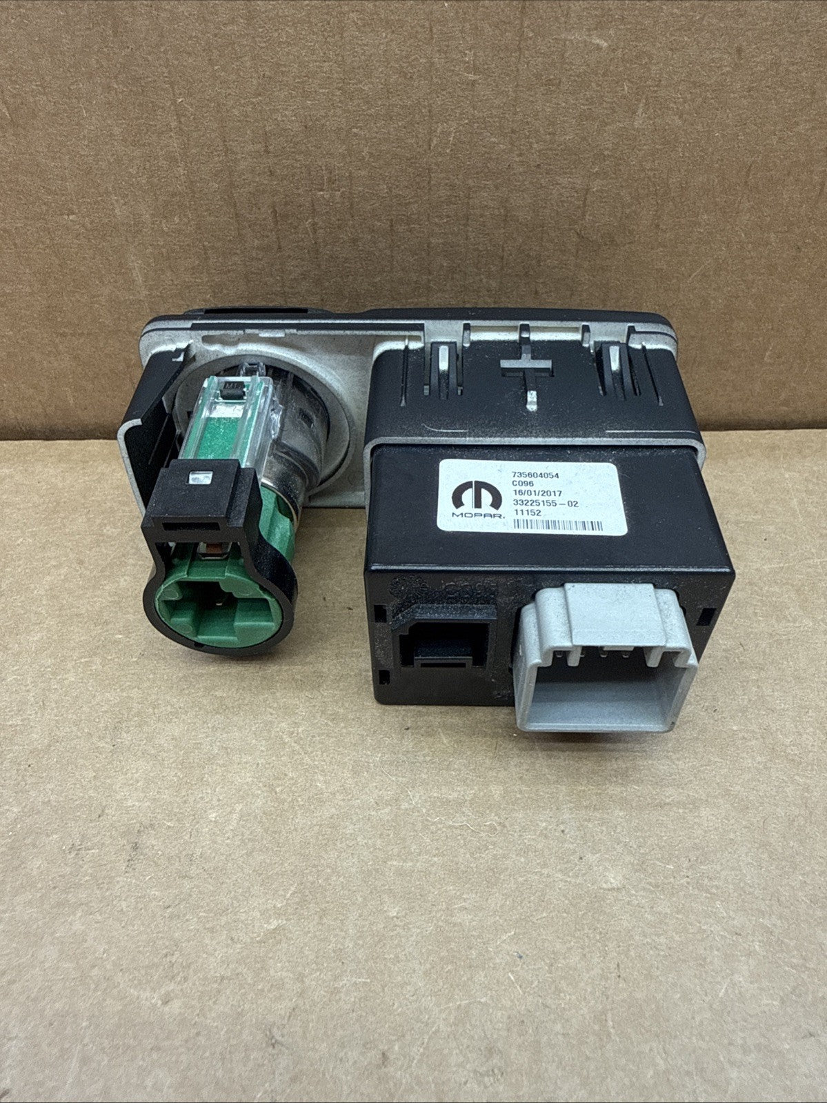 2015-2018 JEEP RENEGADE CENTER CONSOLE AUX USB 12V PORT 735604054 OEM4
