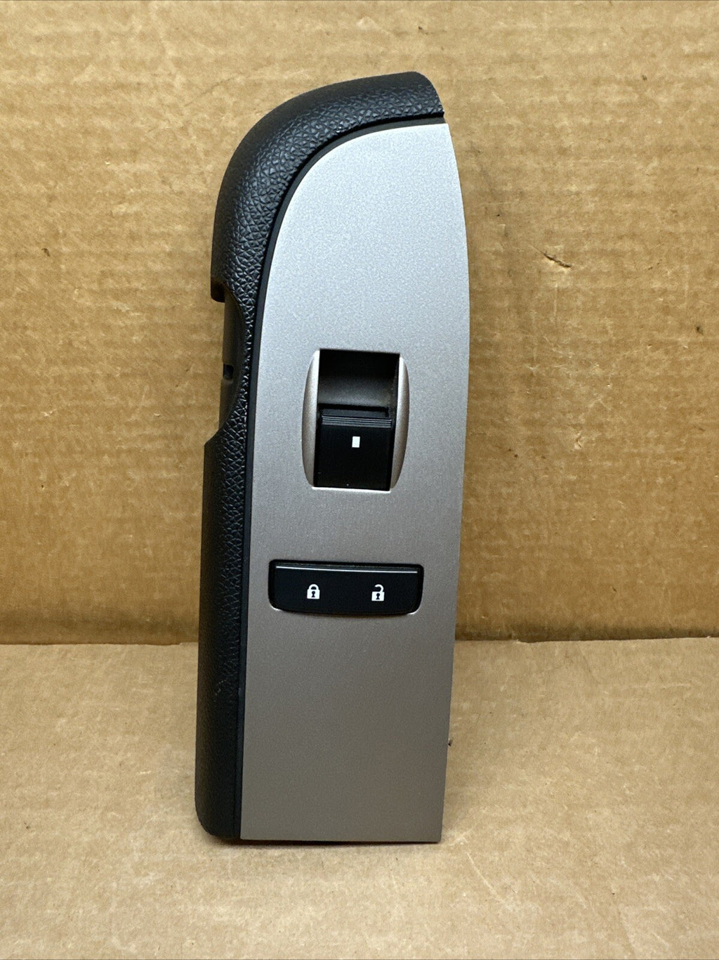 2007 2013 SIERRA SILVERADO PASSENGER RIGHT FRONT WINDOW SWITCH OEM 258777760