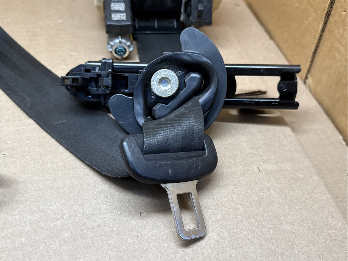 2012 2015 VW Passat Front Right Passenger Side Seat Belt Seatbelt Retractor2