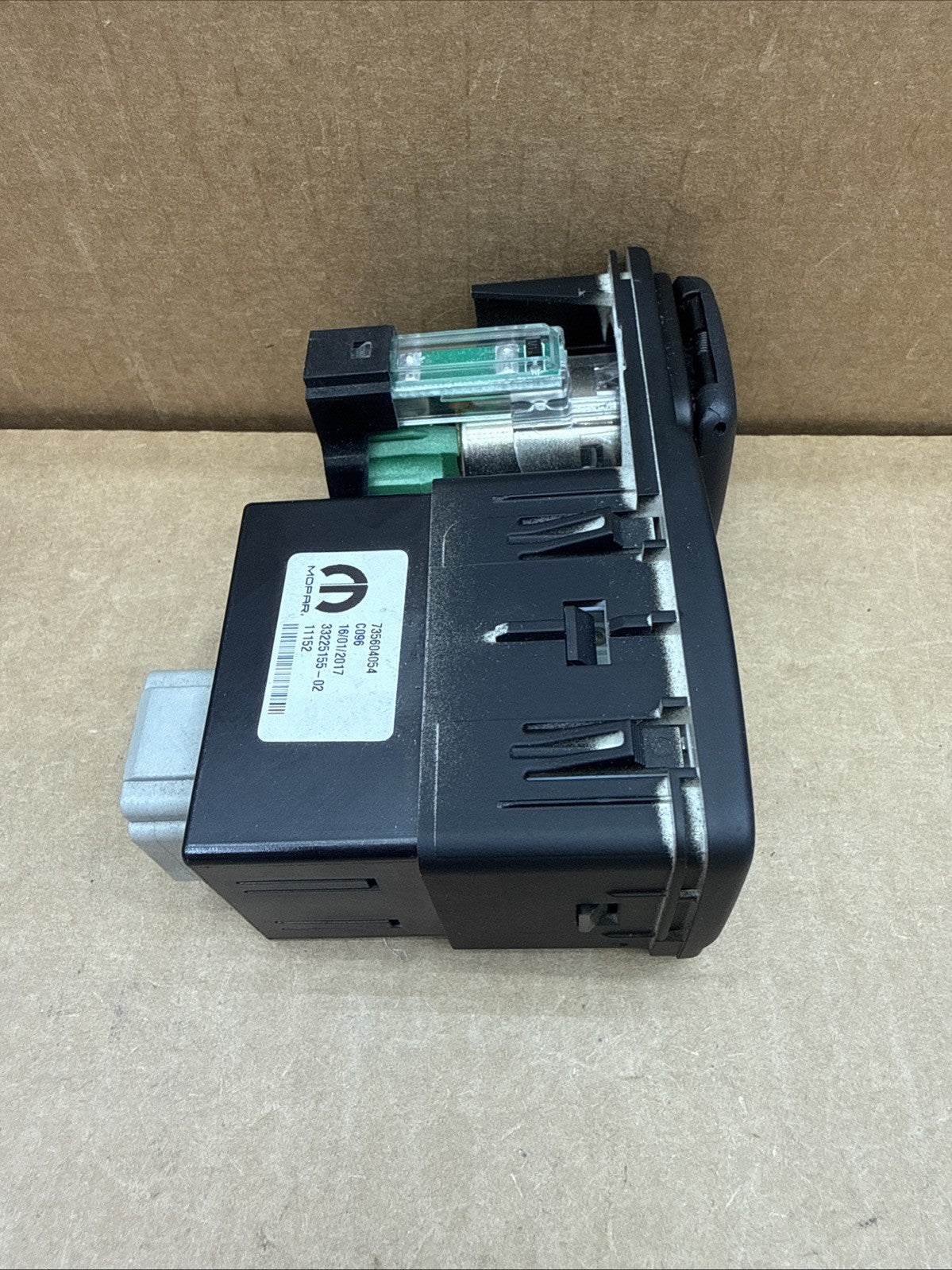 2015-2018 JEEP RENEGADE CENTER CONSOLE AUX USB 12V PORT 735604054 OEM2