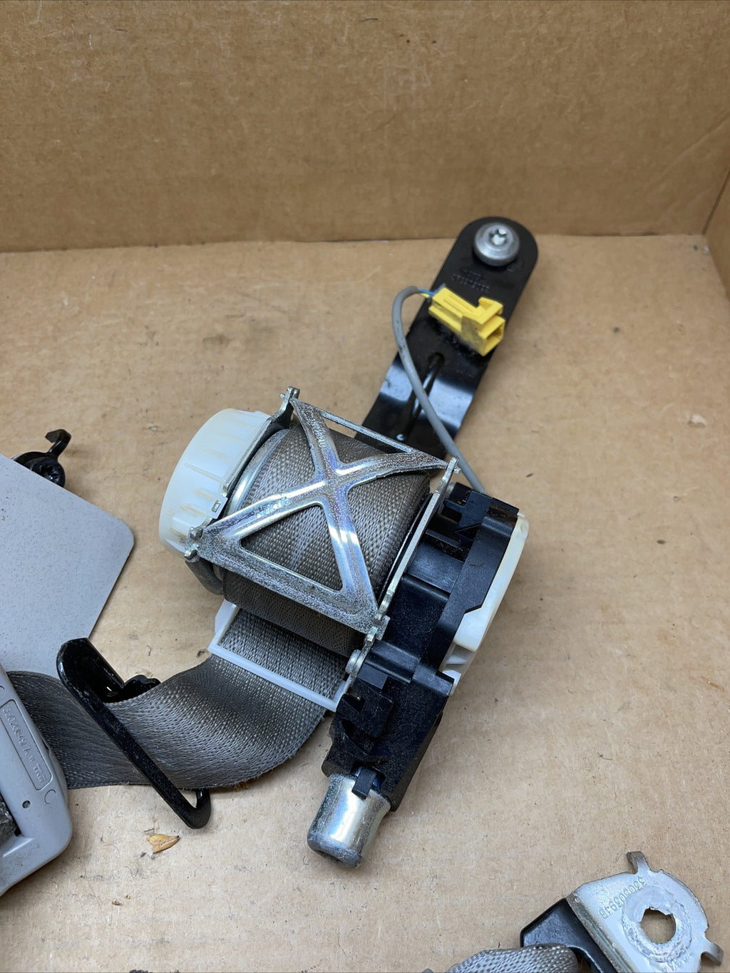 07 09 Escalade Silverado Tahoe Right Passenger Seat Belt Seatbelt Retractor Gray1