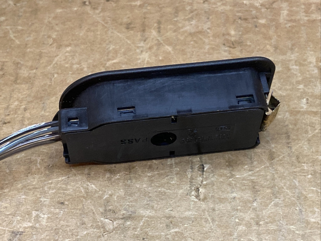 99 02 Silverado Tahoe Yukon Suburban Passenger Door Heated Seat Switch 150320614