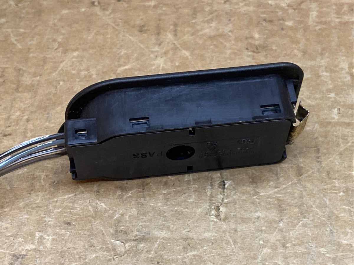 99 02 Silverado Tahoe Yukon Suburban Passenger Door Heated Seat Switch 150320614