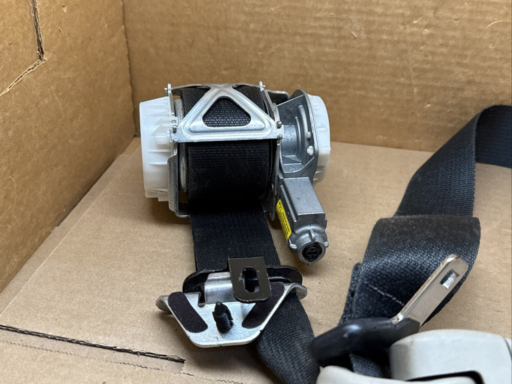 2014 2019 Ford Fiesta Front Left Driver Side Seat Belt Seatbelt Retractor2