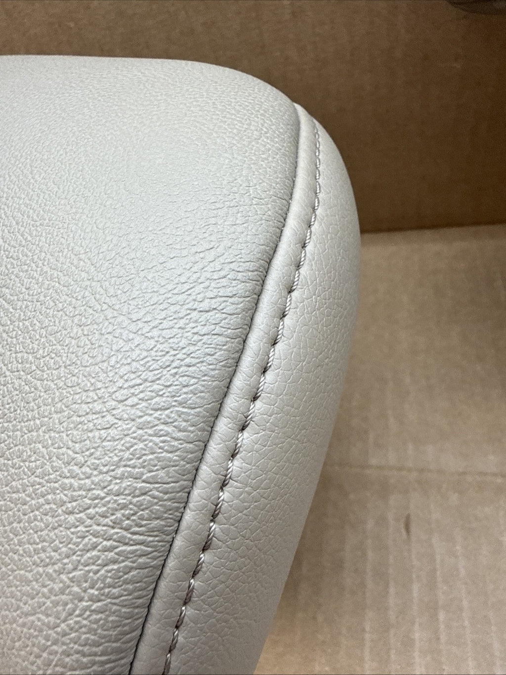 2008 2013 Toyota Highlander 2nd Row Rear Black Leather Headrest Set of 2 OEM Tan7