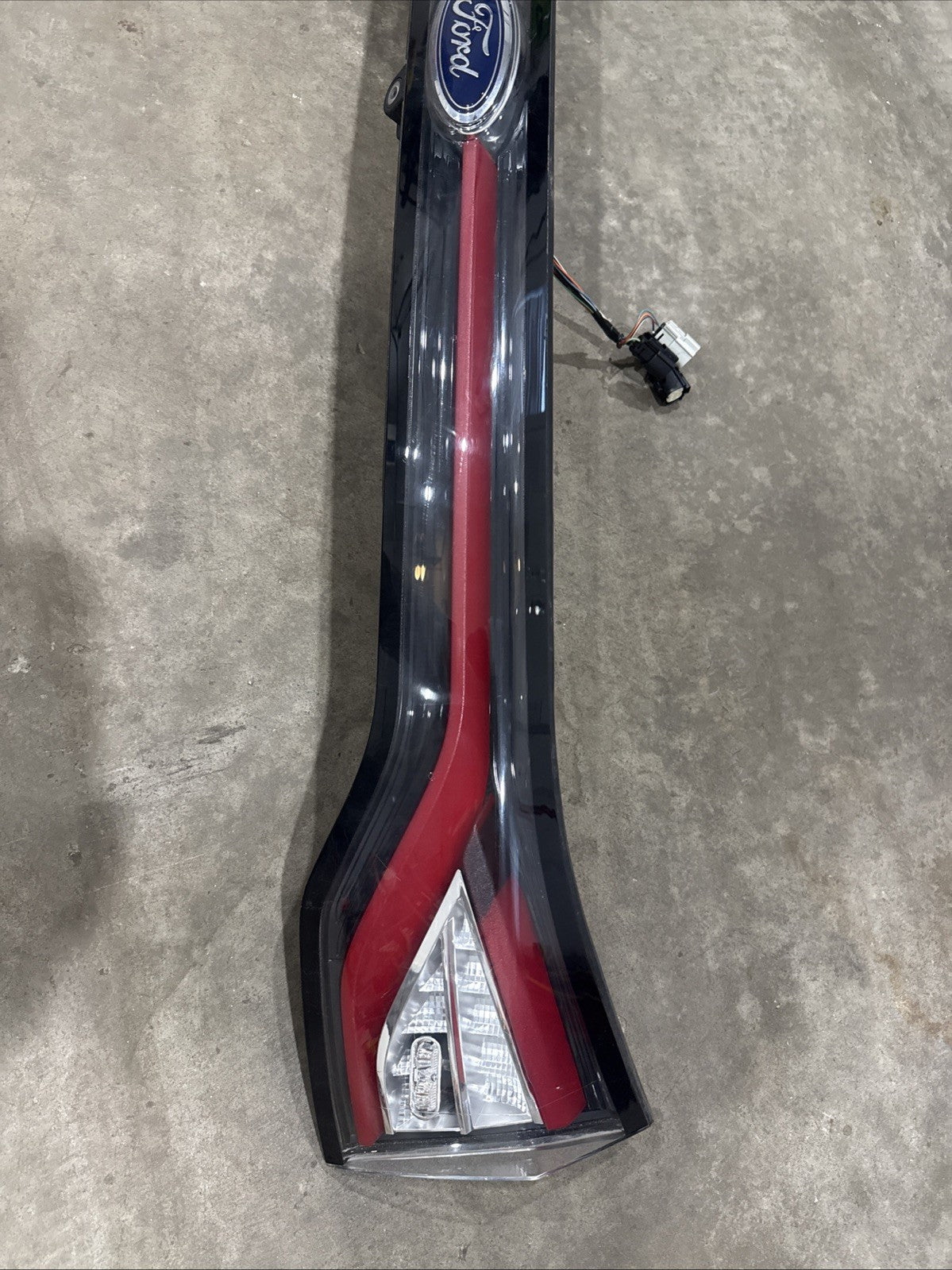 2015 2018 FORD EDGE BRAKE TRUNK TAILGATE CENTER LED TAILLIGHT LATCH CAMERA1