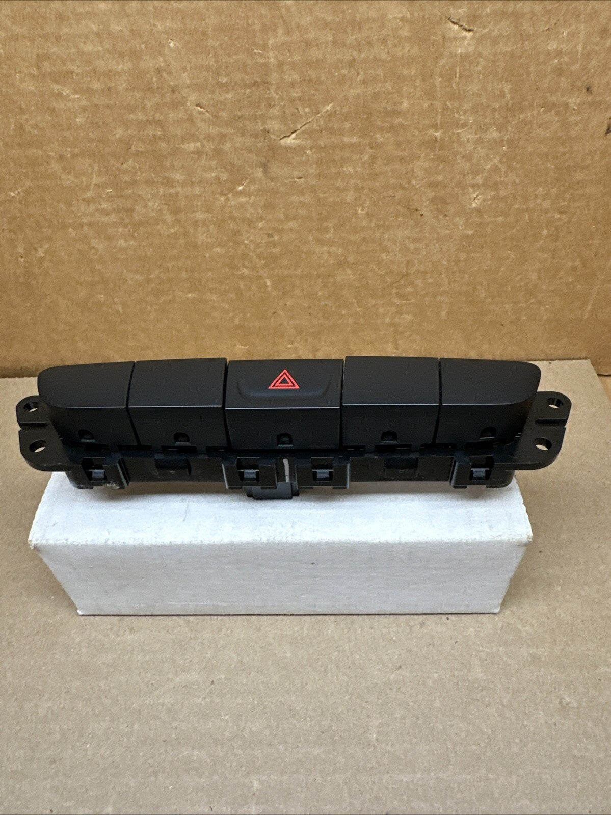 2014 2018 JEEP CHEROKEE EMERGENCY HAZARD LIGHTS CONTROL SWITCH OEM P68155815AB1