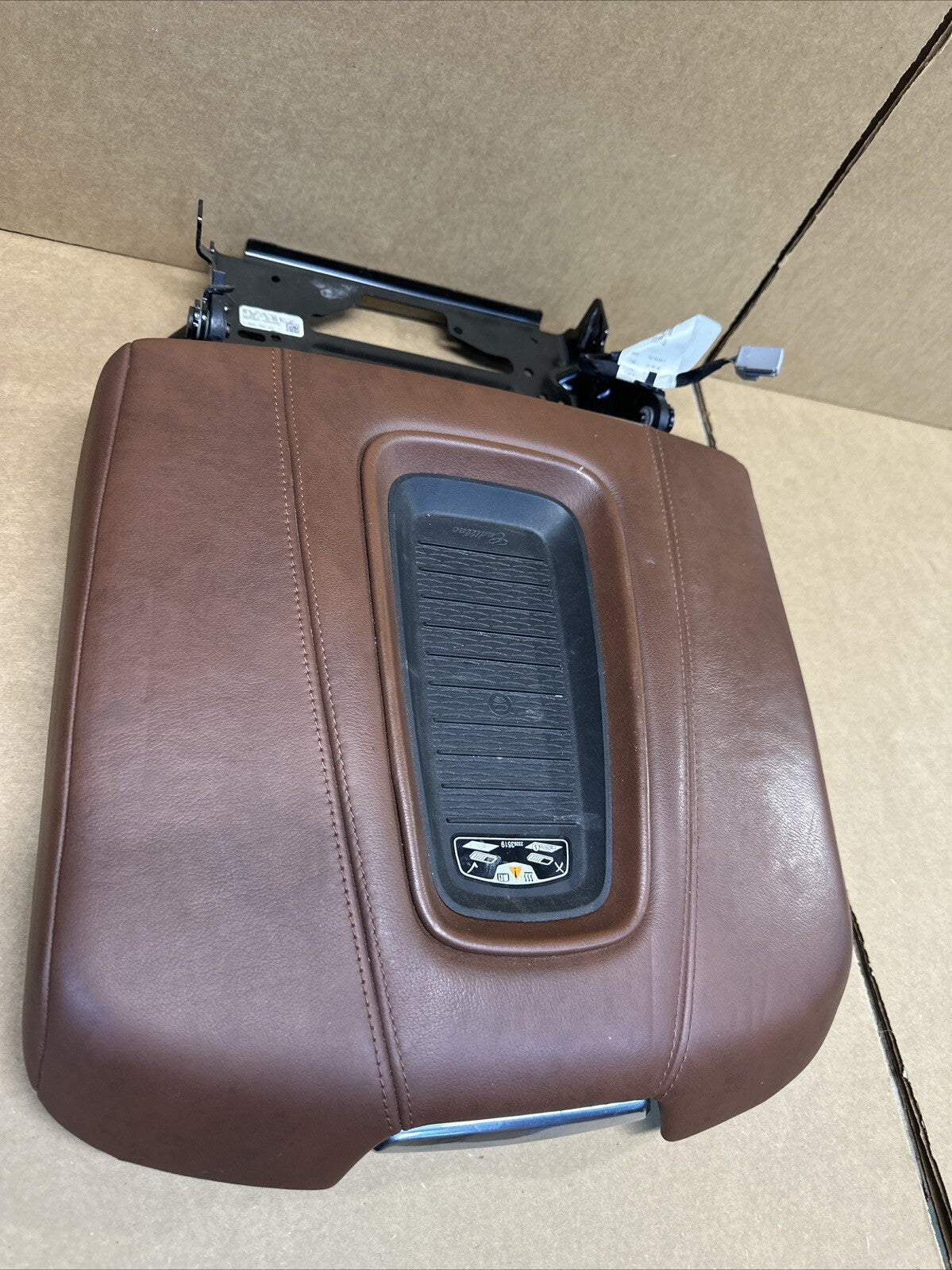 2018 CADILLAC ESCALADE CENTER CONSOLE ARMREST STORAGE LID PHONE CHARGER BROWN1