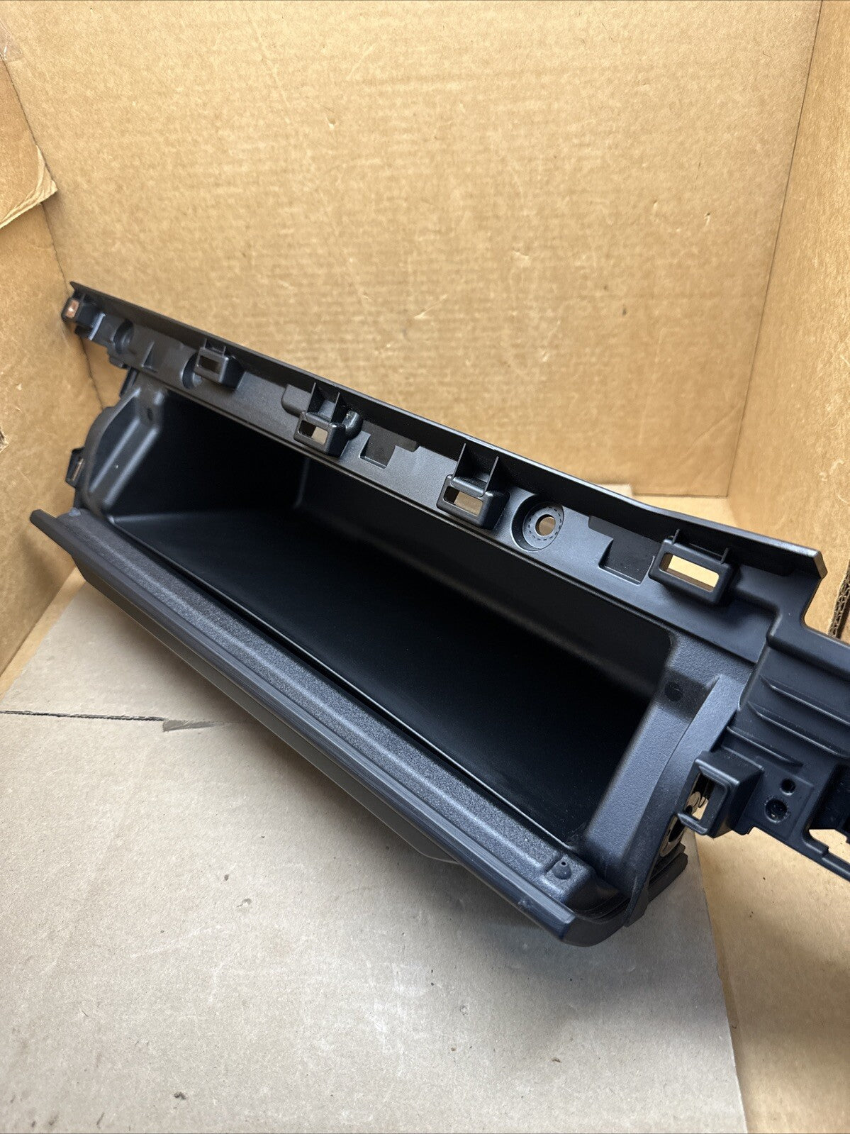 2021 2023 FORD F150 LARIAT UPPER GLOVEBOX STORAGE COMPARTMENT ML3B 1504406 AF4