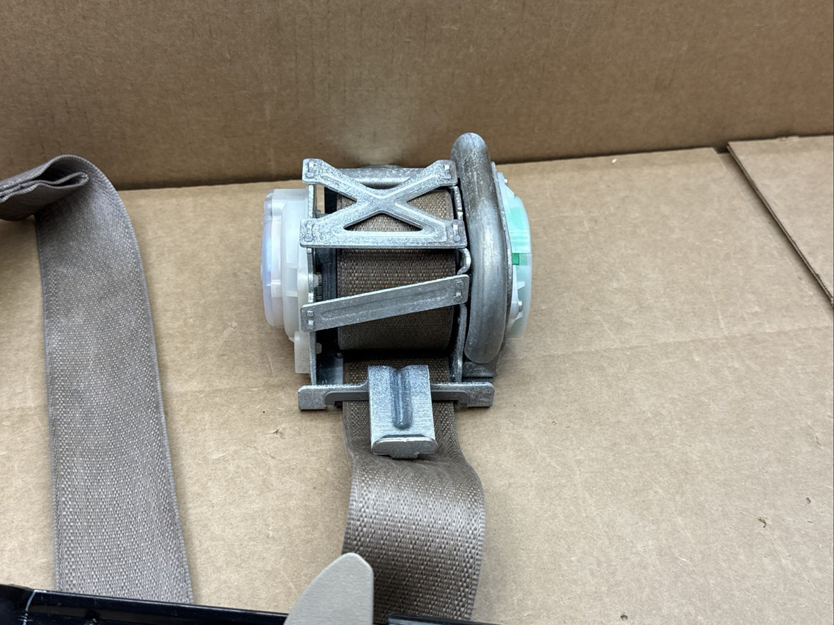 2014-2018 Grand Cherokee Front Right Passenger Side Seat Belt Seatbelt Retractor1