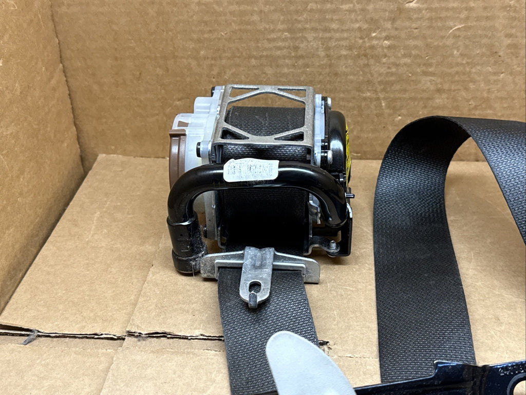 2015 2019 Subaru Outback Front Left Driver Side Seat Belt Seatbelt Retractor1