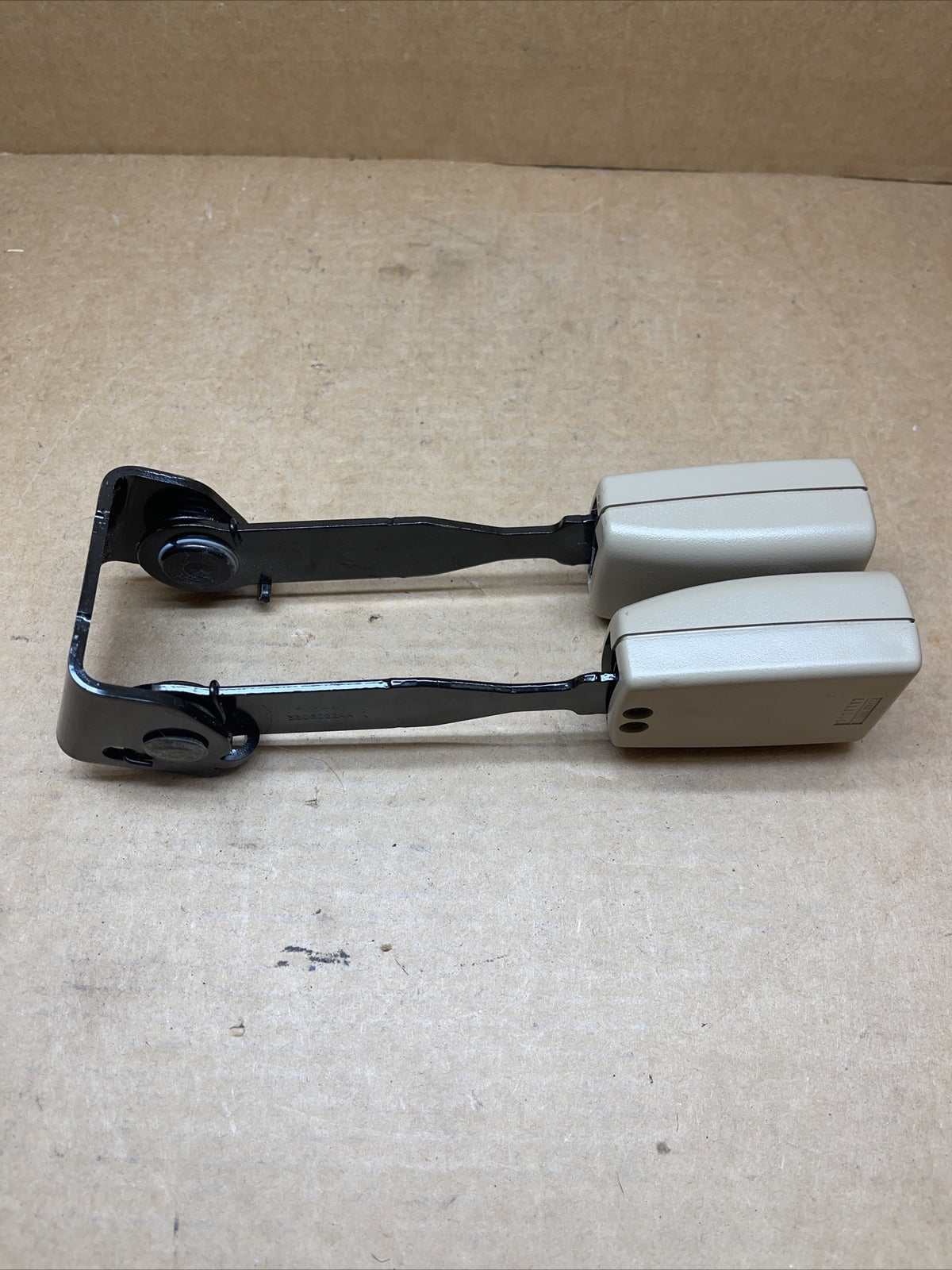 2007 2013 Chevrolet SILVERADO 1500 Rear Center Seat Belt Buckle Tan3