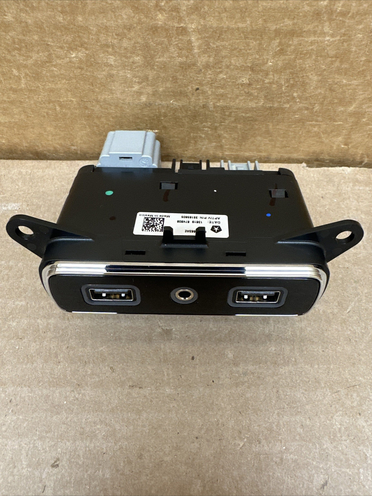 2018   2022 Jeep Grand Cherokee  USB PORT AUX AUXILIARY MEDIA HUB 68323663AE1