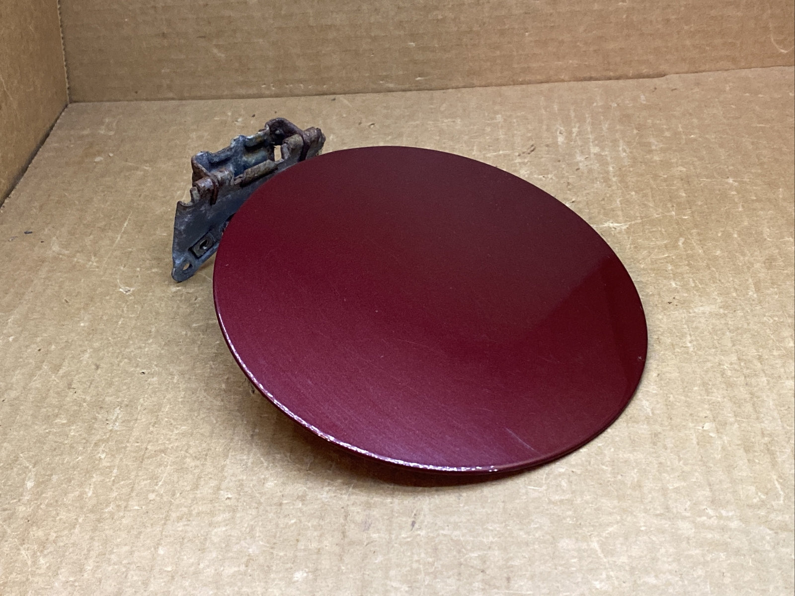 00 06 Tahoe Suburban Yukon Fuel Gas Tank Cap Door Lid Cover Garnet Red Metallic2