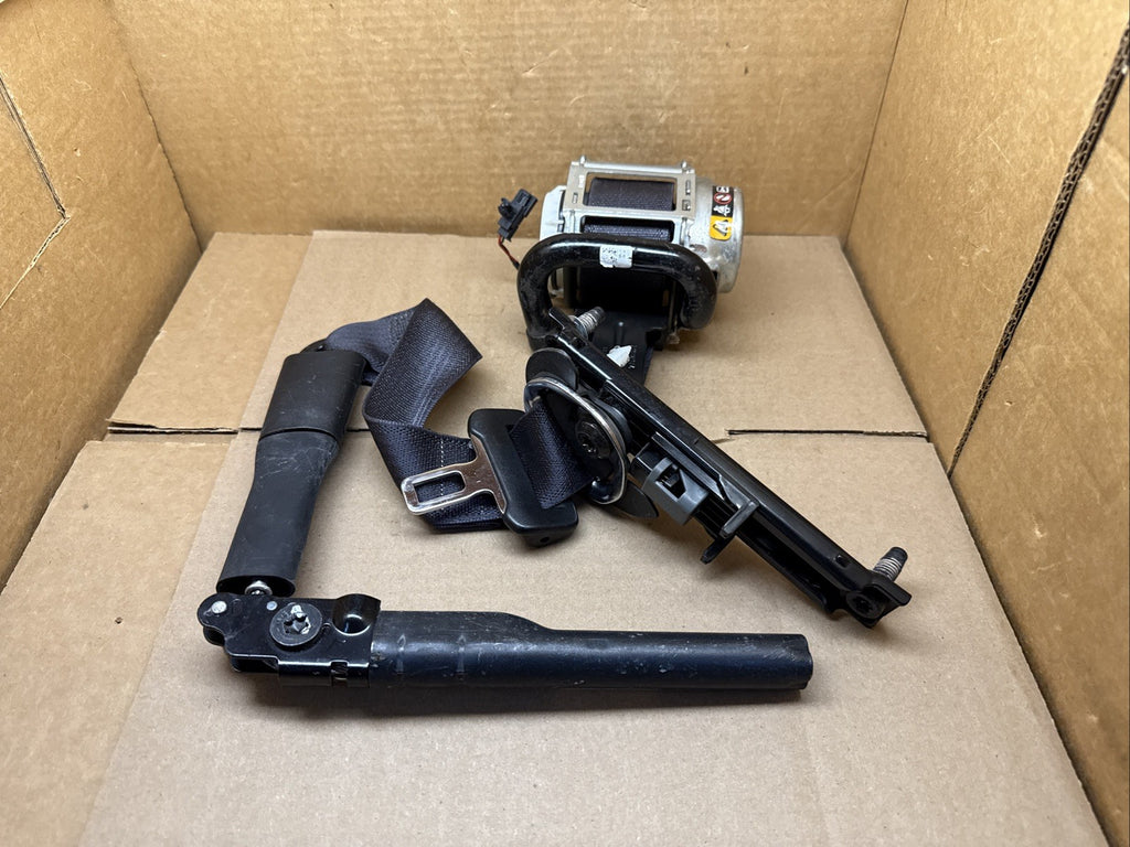 2015 2016 Escalade Silverado Tahoe Front Right Passenger Seatbelt Retractor0