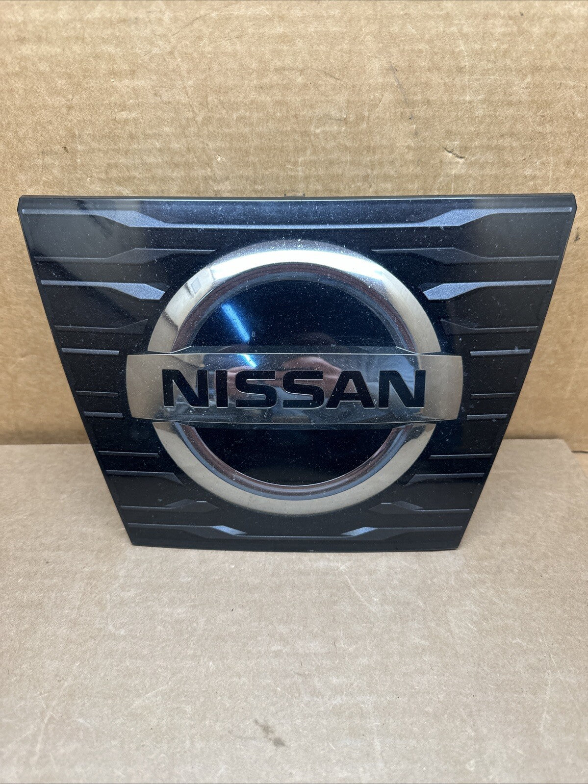 2016 2018 Nissan Rogue Front Grille Emblem Face Pilot Glossy 62890 6FL0A0
