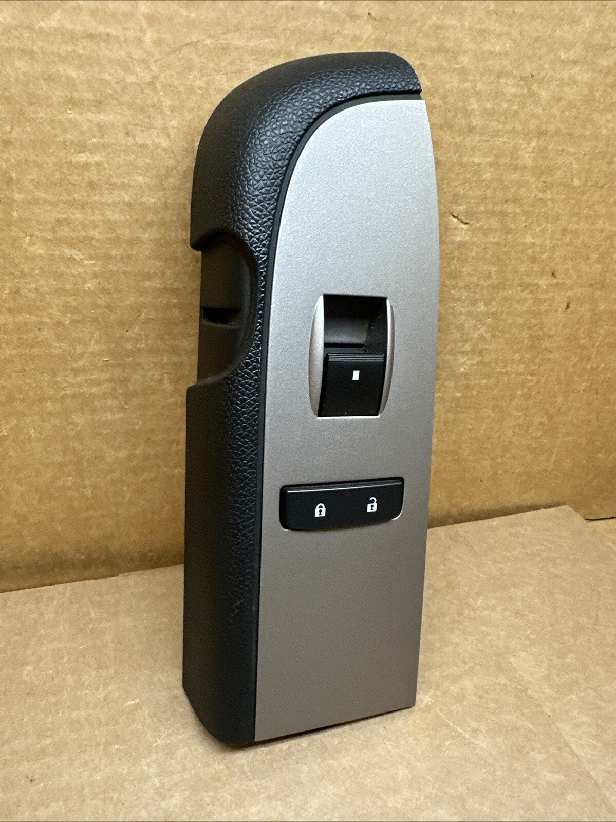 2007 2013 SIERRA SILVERADO PASSENGER RIGHT FRONT WINDOW SWITCH OEM 258777761