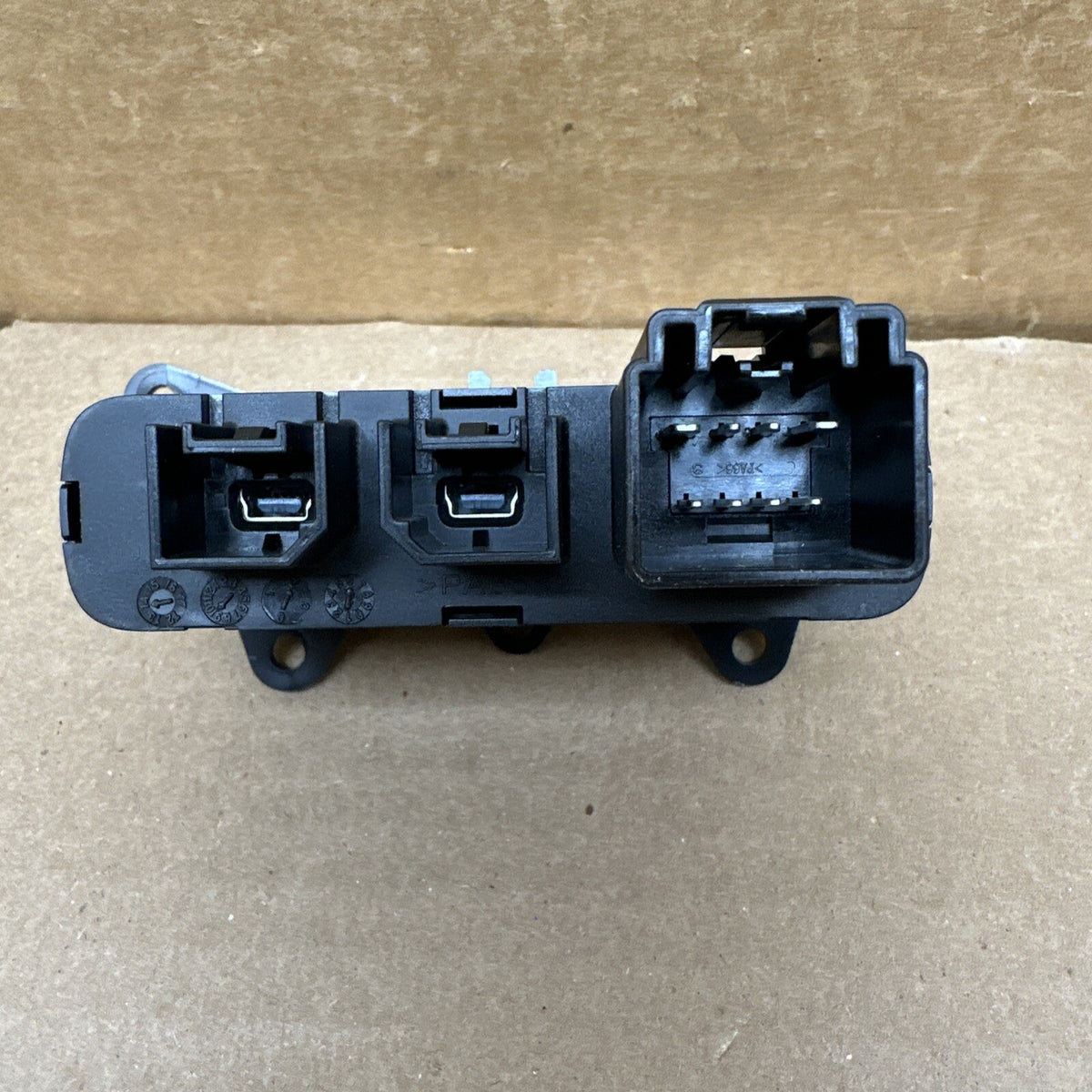 14 15 JEEP GRAND CHEROKEE CONSOLE USB SD CARD AUX MEDIA HUB PORT 68141322AA4