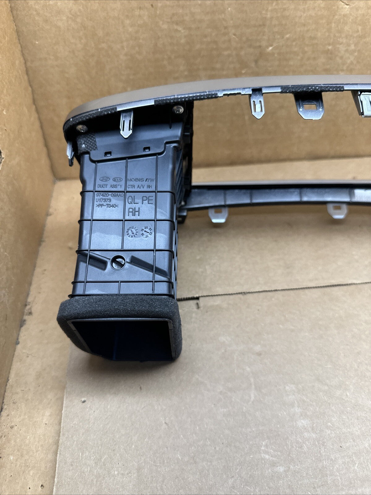 2017 2022 Kia Sportage Center Dash Radio Bezel Vents Surround Trim Silver5