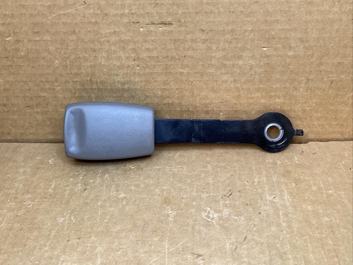 03 06 Tahoe Yukon Suburban Escalade Rear 2nd Row Seat Belt Buckle Pewter OEM 9222