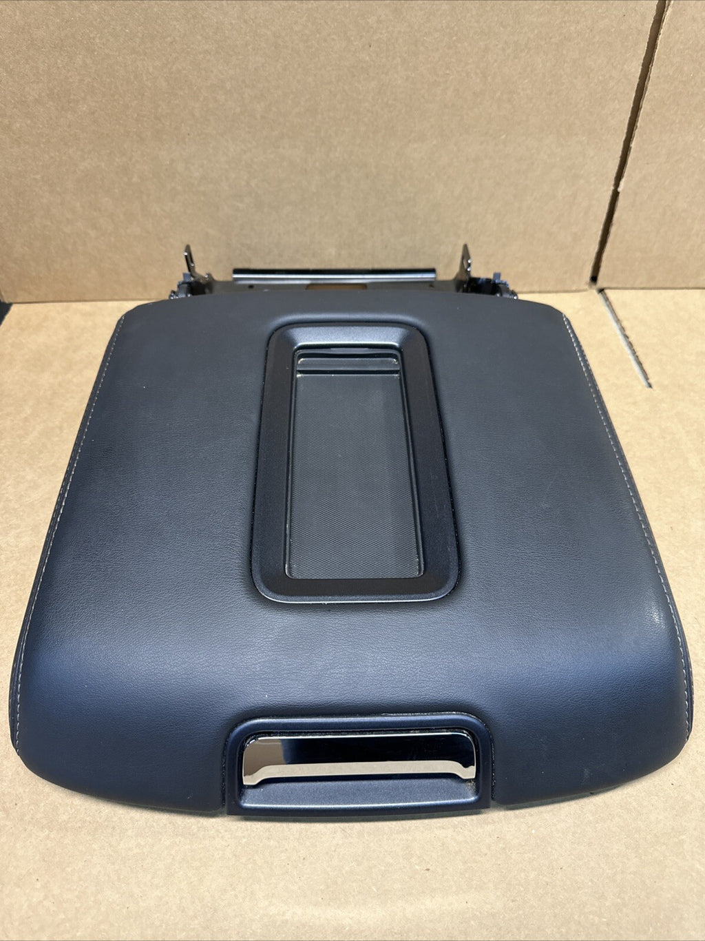 2015 2020 Tahoe Yukon Suburban Yukon XL Center Console Lid Arm rest Black OEM0