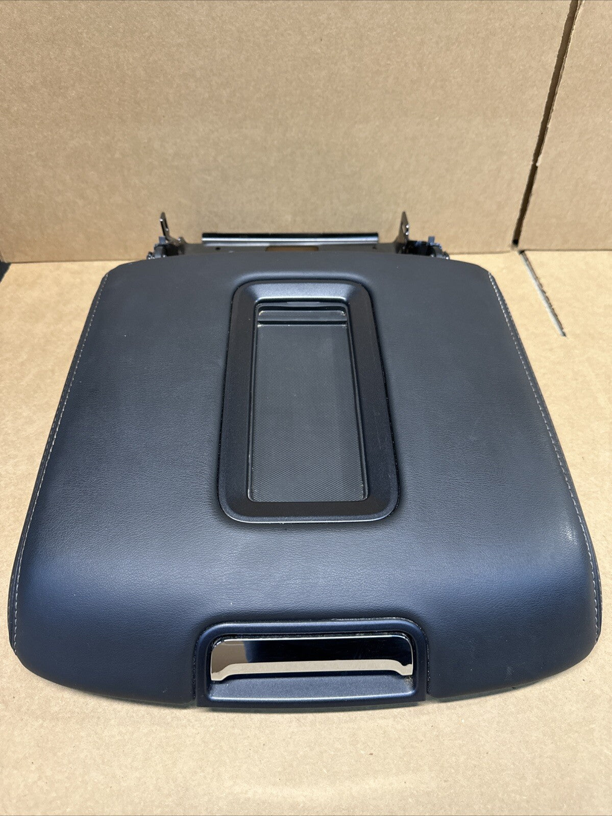 2015 2020 Tahoe Yukon Suburban Yukon XL Center Console Lid Arm rest Black OEM0
