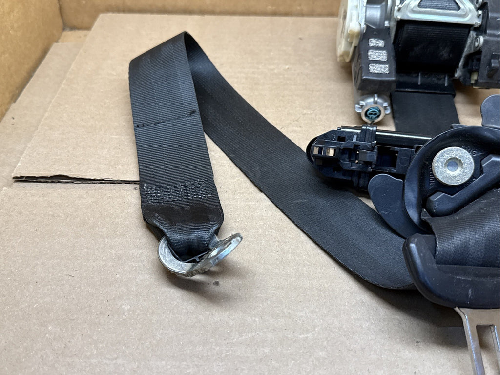 2012 2015 VW Passat Front Right Passenger Side Seat Belt Seatbelt Retractor3